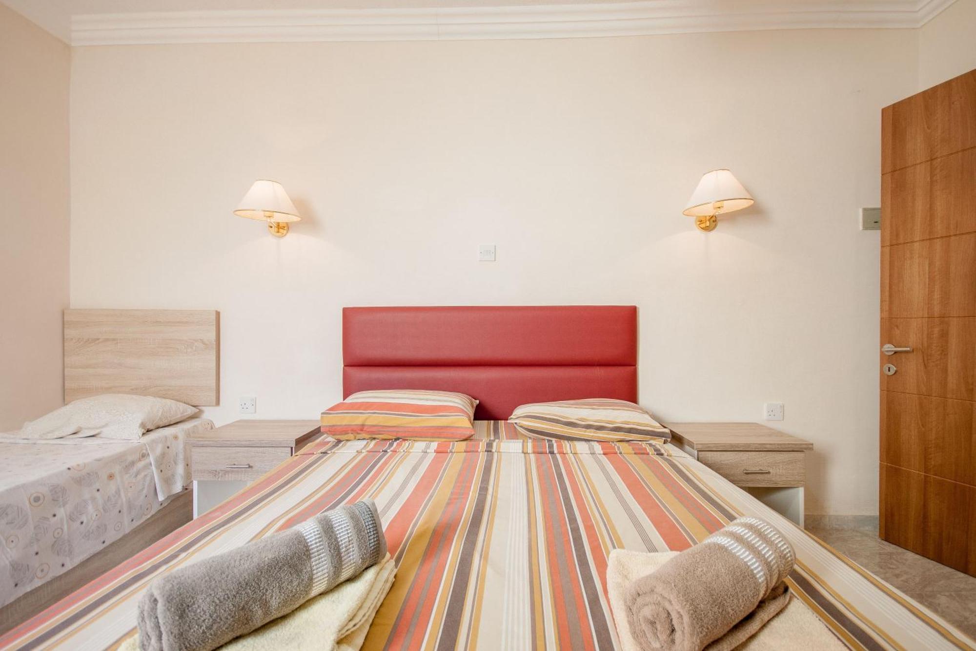 Pool & Sea Merill Apartments Меллиеха Номер фото