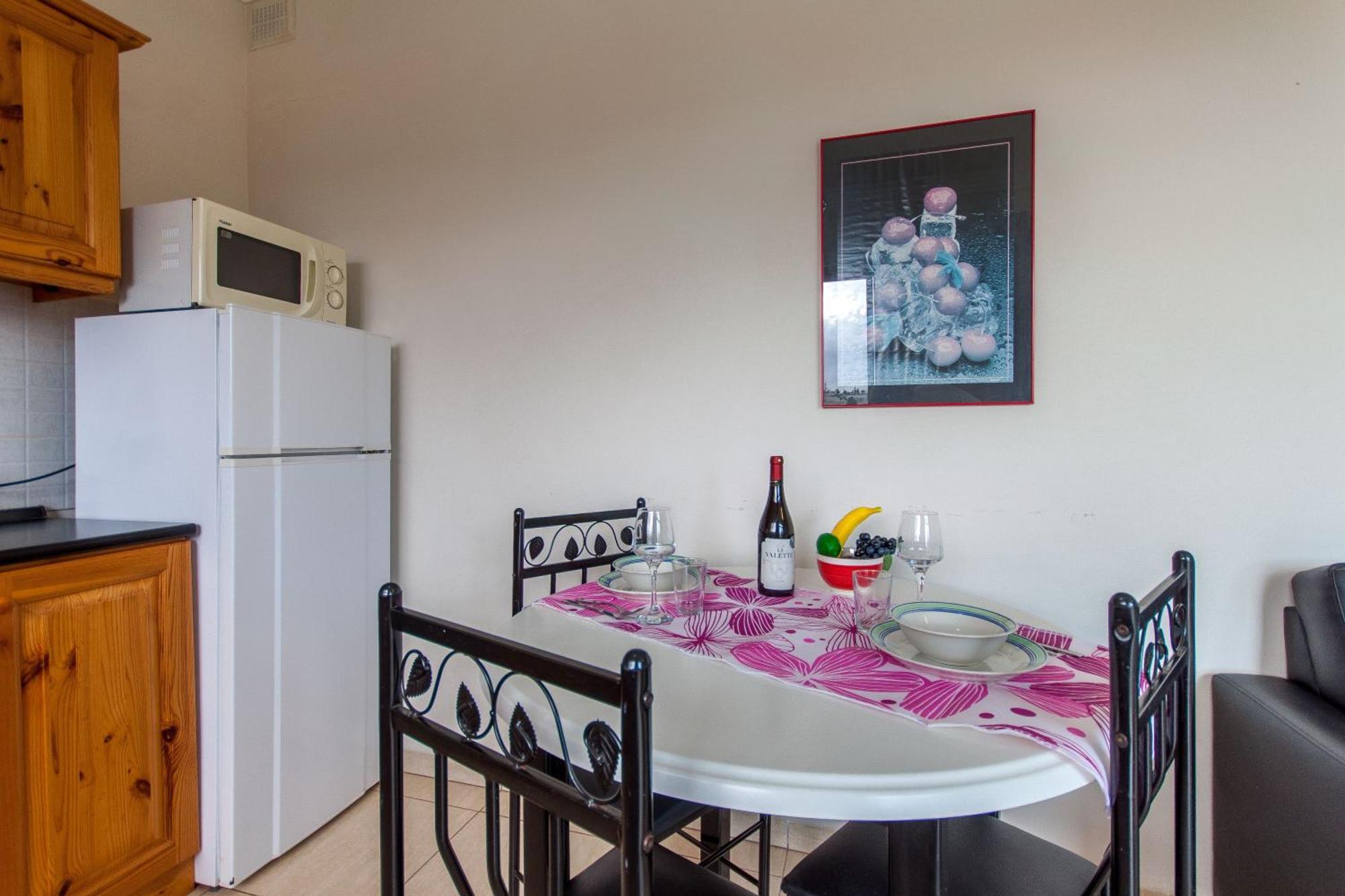 Pool & Sea Merill Apartments Меллиеха Номер фото