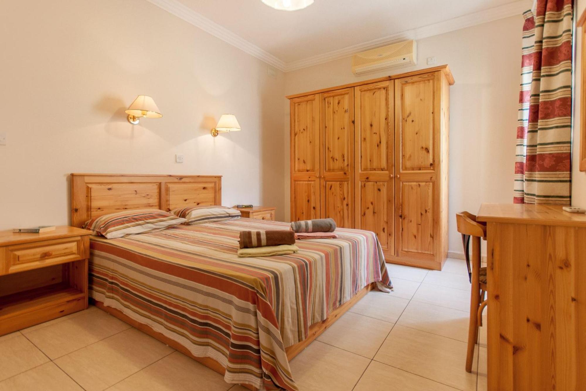 Pool & Sea Merill Apartments Меллиеха Номер фото